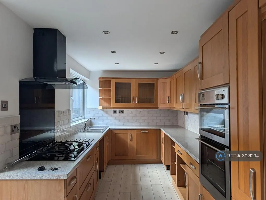 3 bedroom end of terrace house for rent