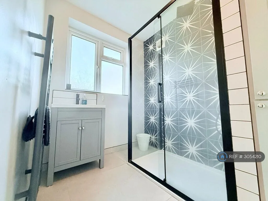 3 bedroom semi-detached house for rent