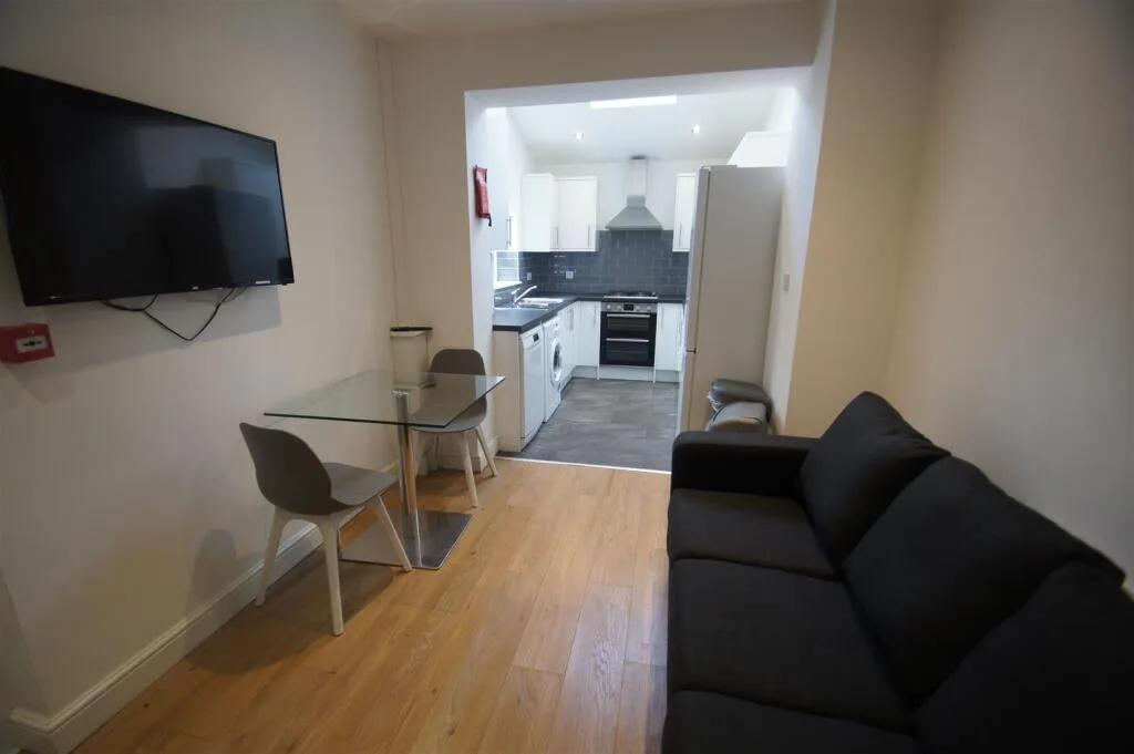 5 bedroom terraced house for rent