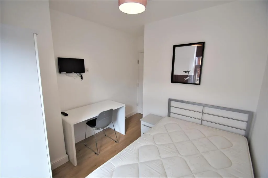 5 bedroom terraced house for rent