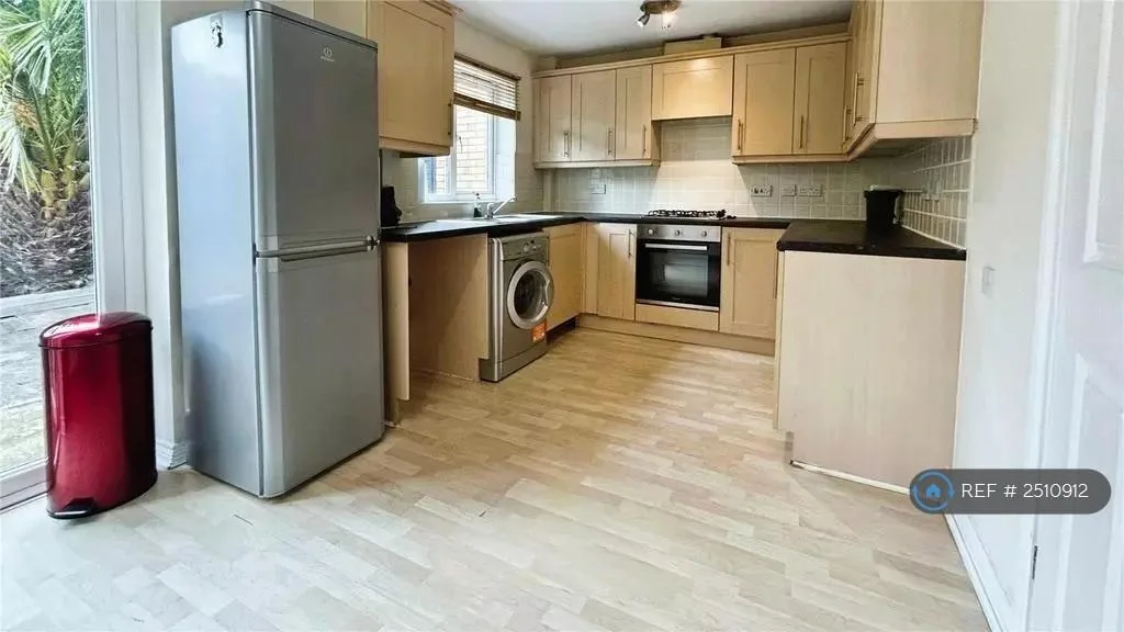 3 bedroom end of terrace house for rent