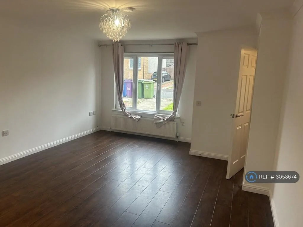 3 bedroom semi-detached house for rent
