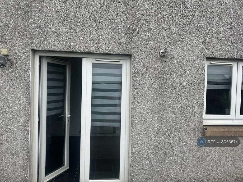 3 bedroom semi-detached house for rent
