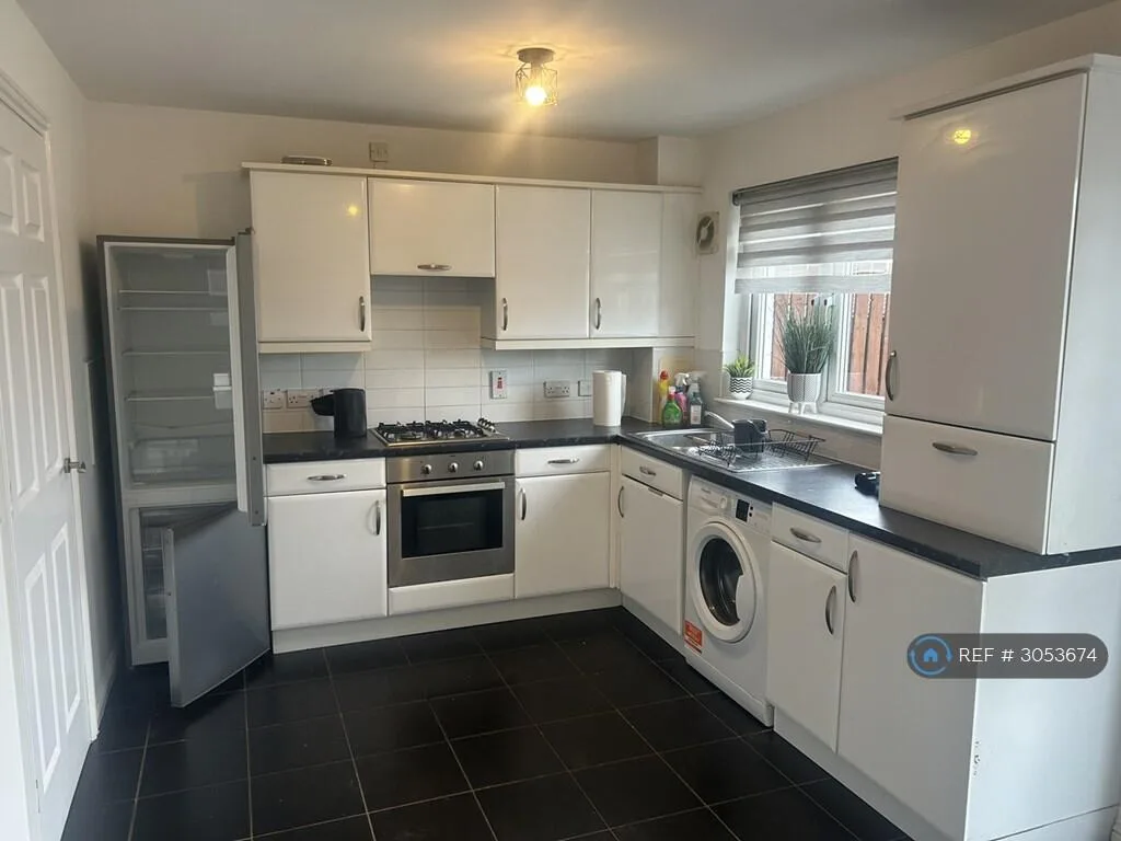 3 bedroom semi-detached house for rent