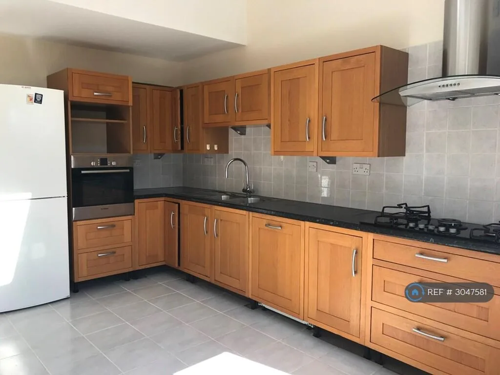 3 bedroom semi-detached house for rent