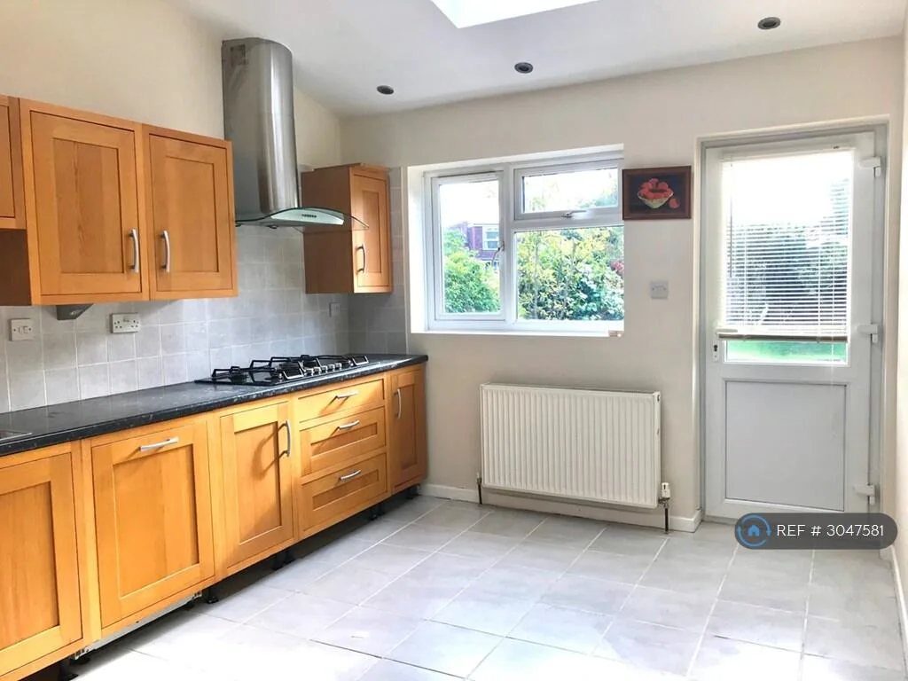3 bedroom semi-detached house for rent