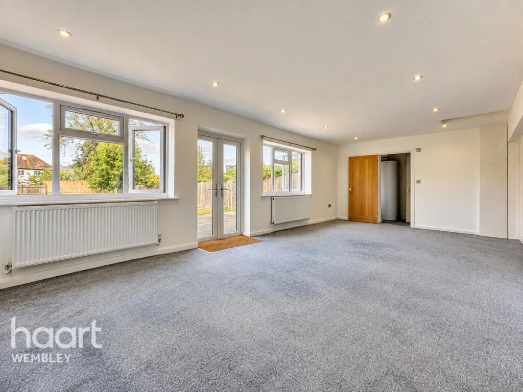 5 bedroom semi-detached house for rent