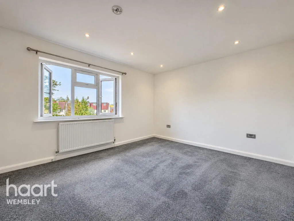 5 bedroom semi-detached house for rent