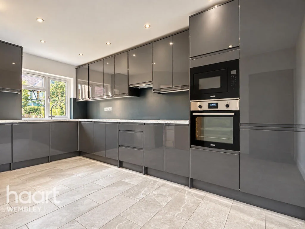 5 bedroom semi-detached house for rent