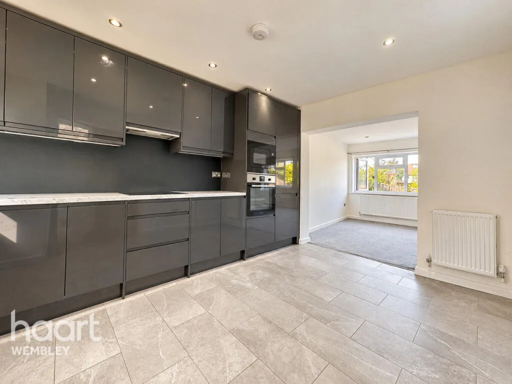 5 bedroom semi-detached house for rent