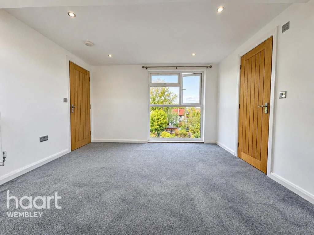 5 bedroom semi-detached house for rent