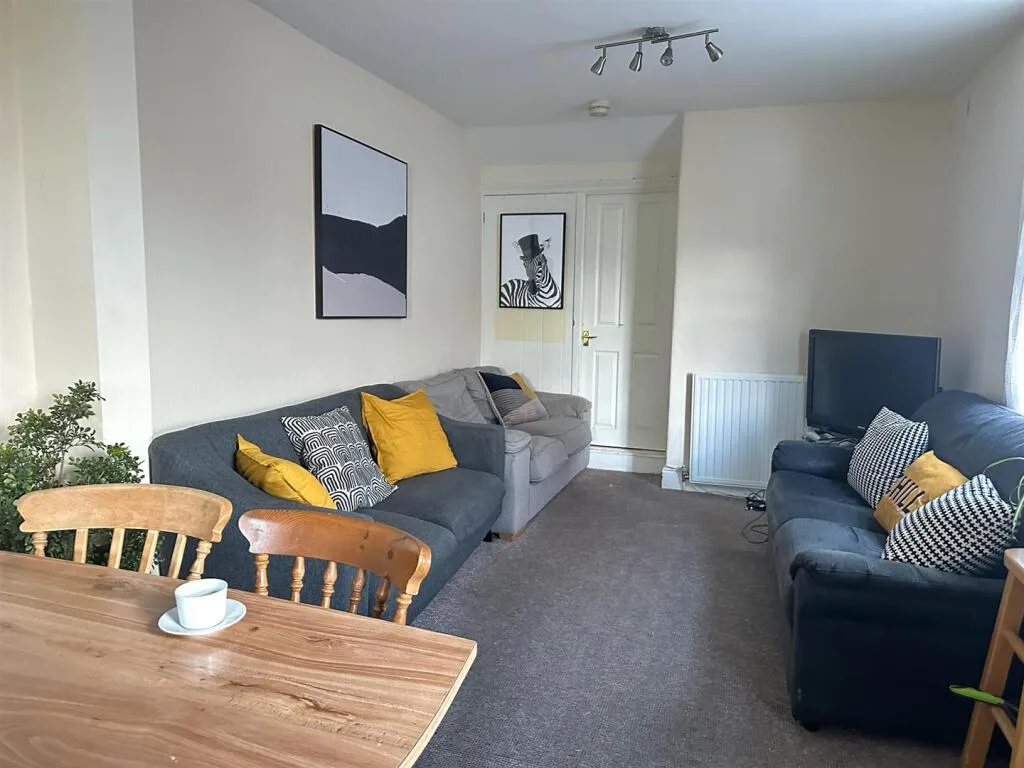7 bedroom terraced house for rent