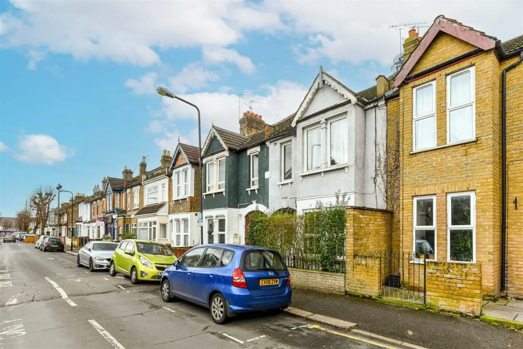 3 bedroom maisonette for rent