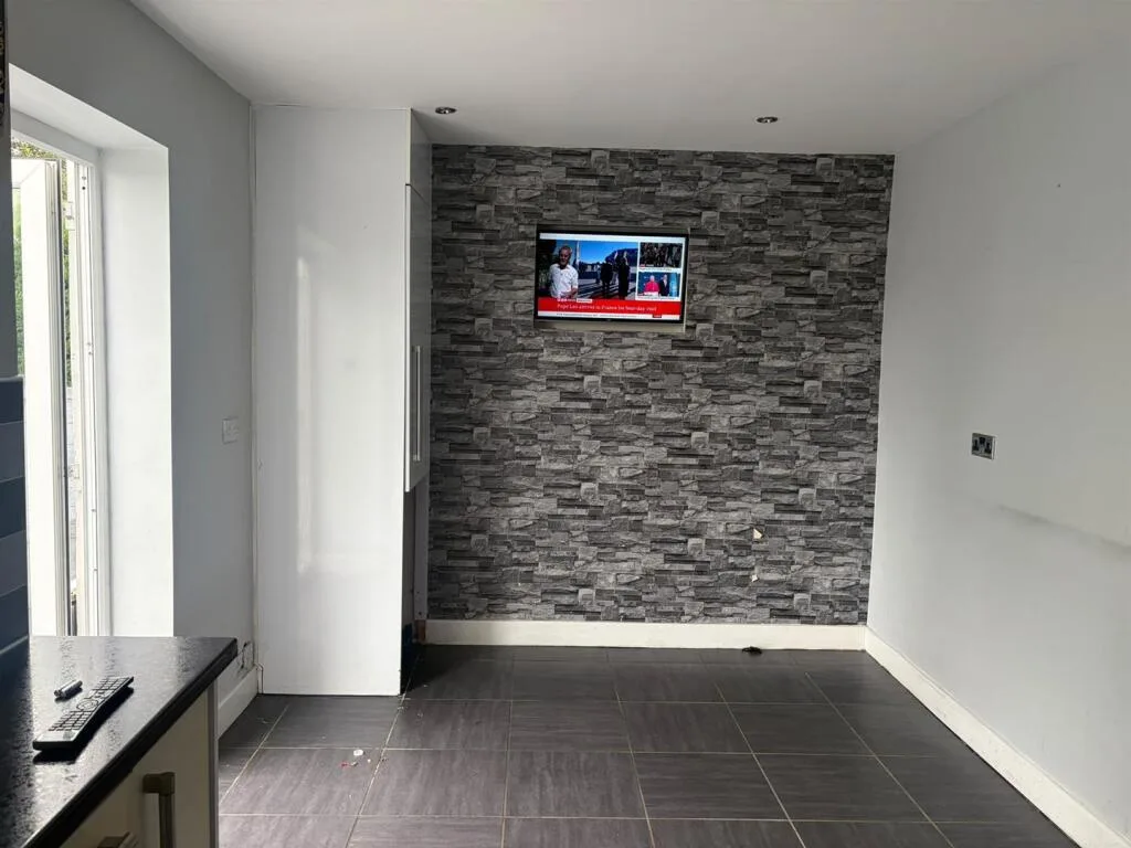 3 bedroom semi-detached house for rent