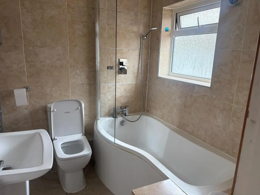 3 bedroom semi-detached house for rent