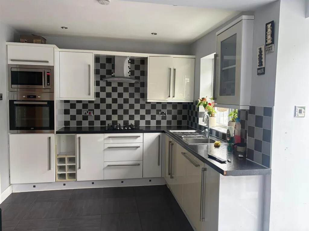 3 bedroom semi-detached house for rent