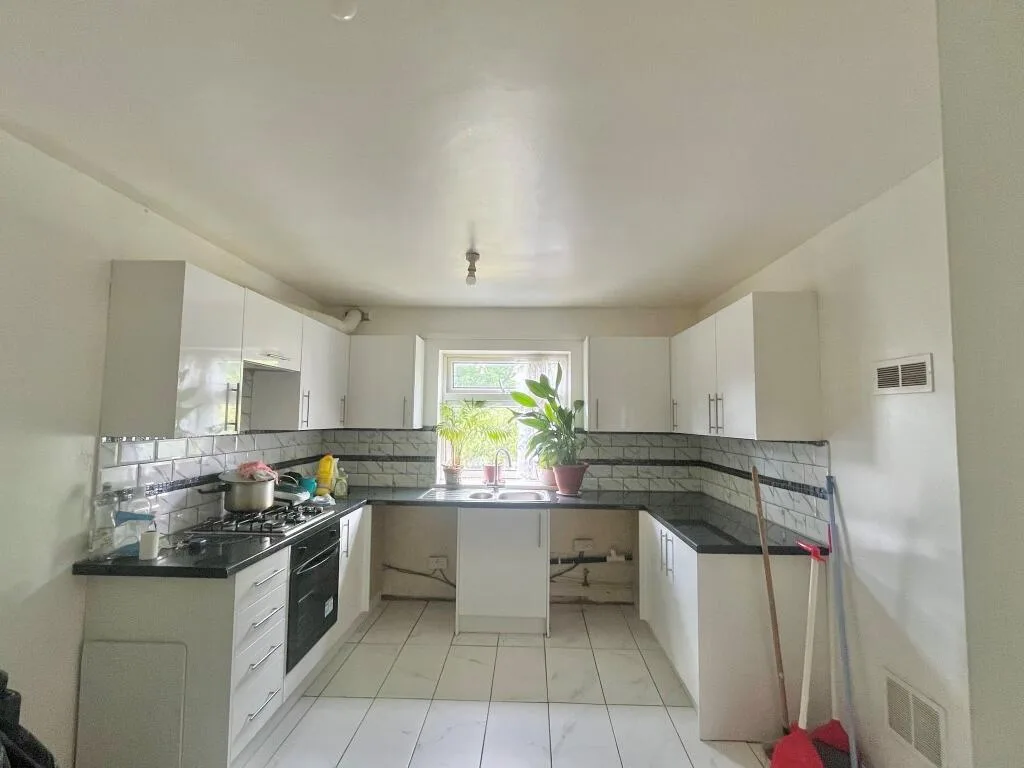 2 bedroom maisonette for rent