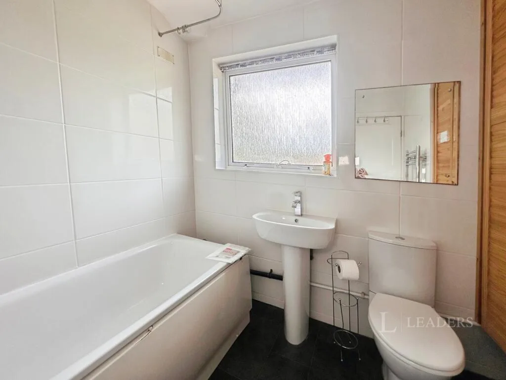 3 bedroom semi-detached house for rent