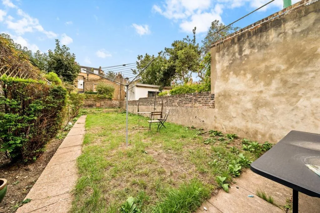 2 bedroom maisonette for rent