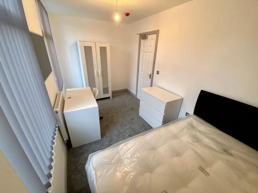 6 bedroom terraced house for rent