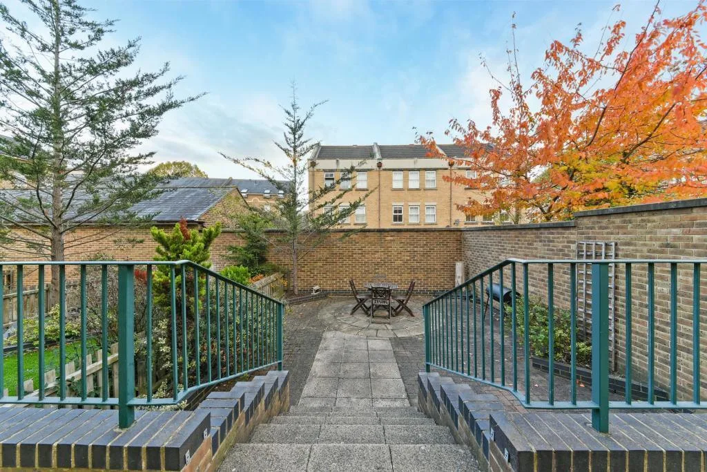 3 bedroom end of terrace house for rent