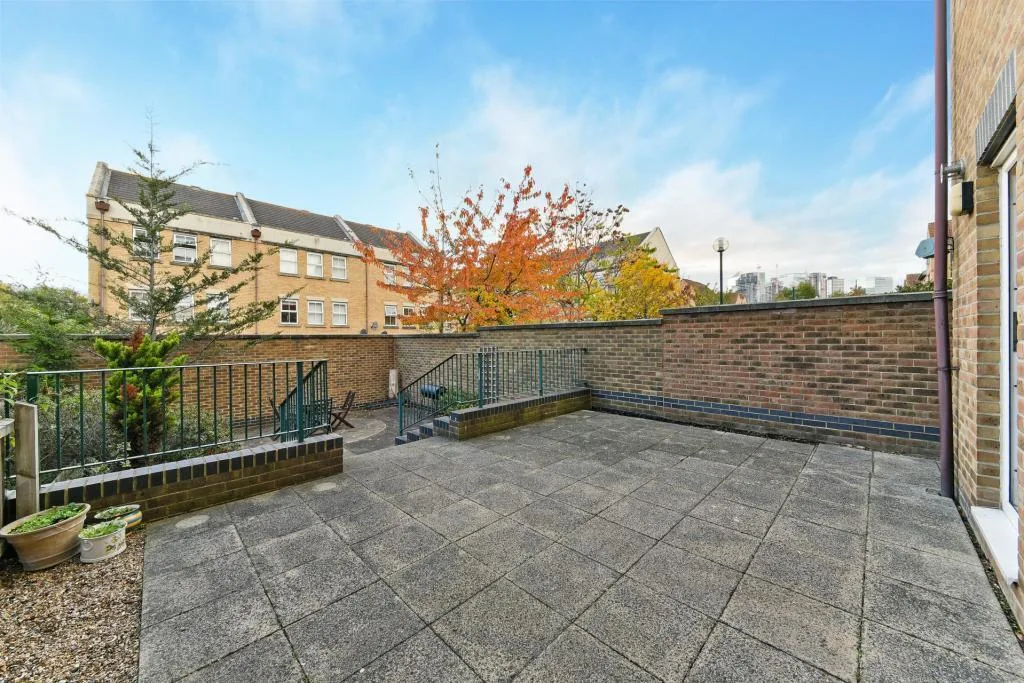 3 bedroom end of terrace house for rent
