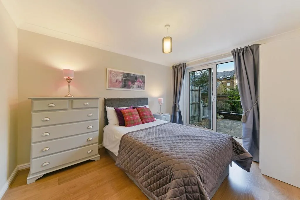 3 bedroom end of terrace house for rent