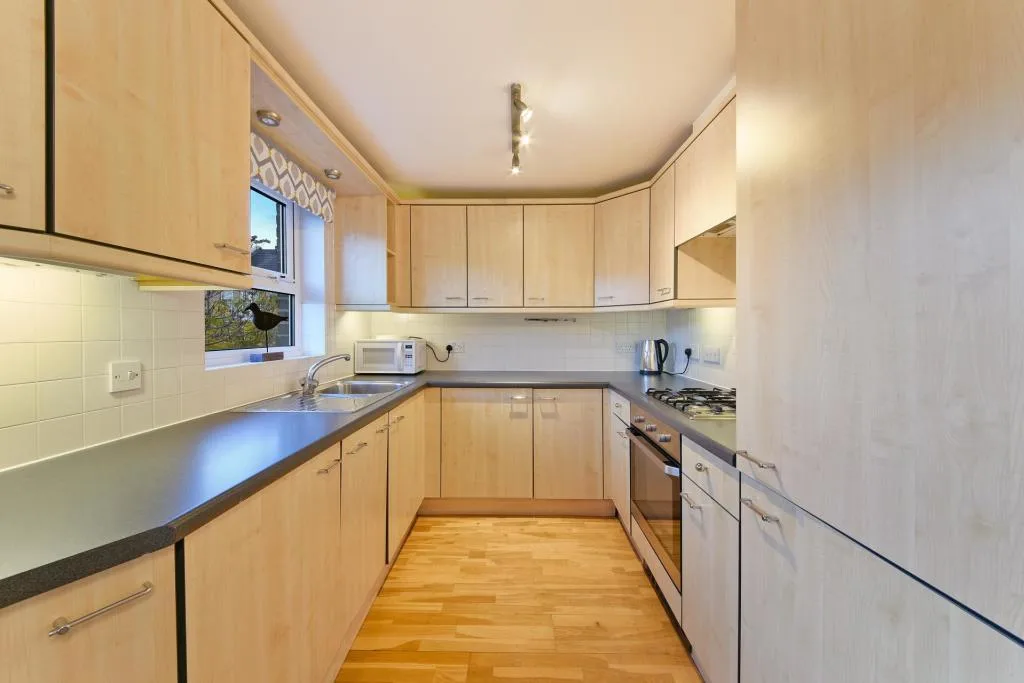 3 bedroom end of terrace house for rent