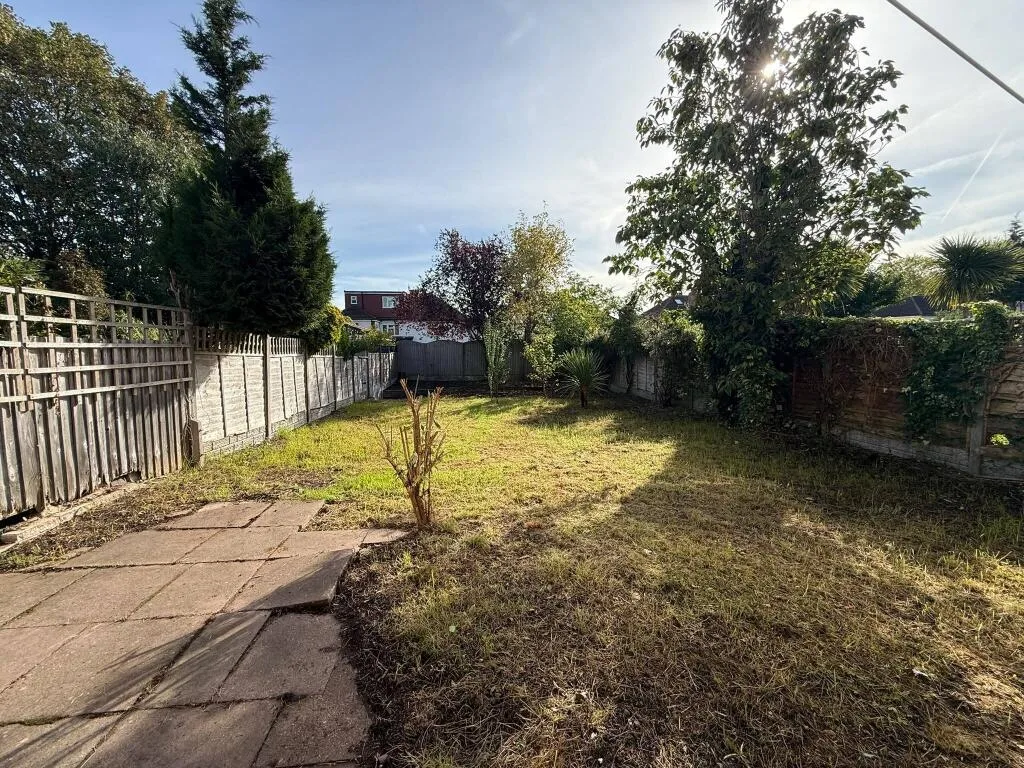 5 bedroom semi-detached house for rent