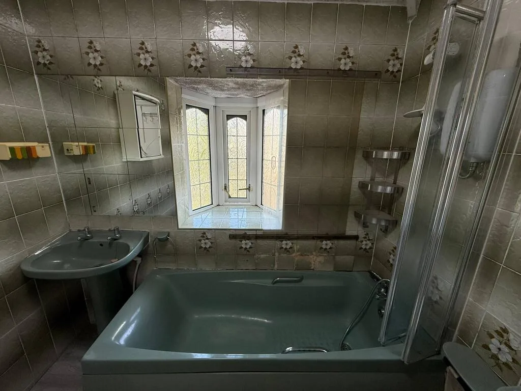 5 bedroom semi-detached house for rent