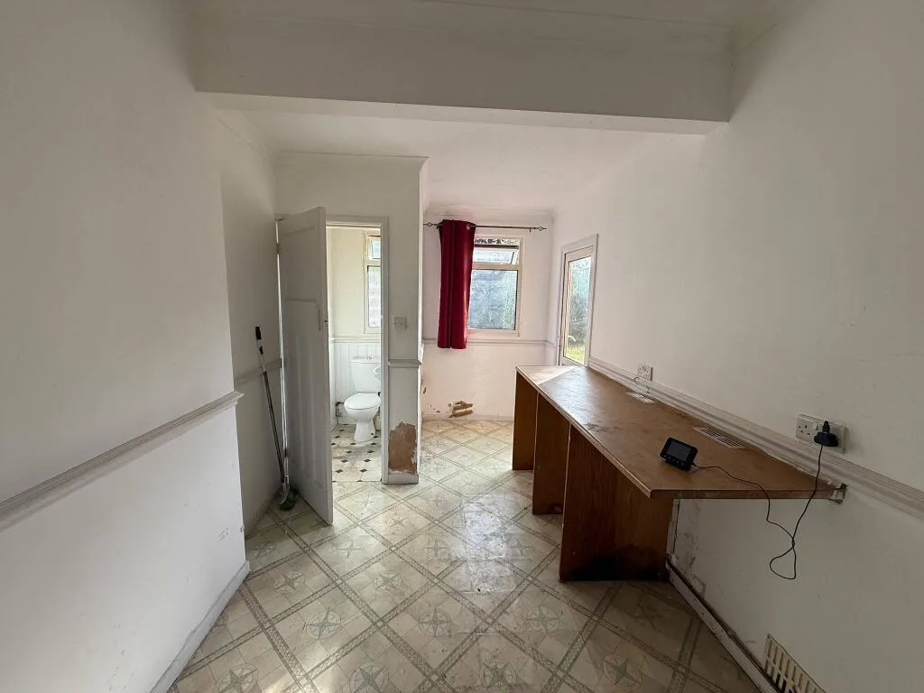 5 bedroom semi-detached house for rent