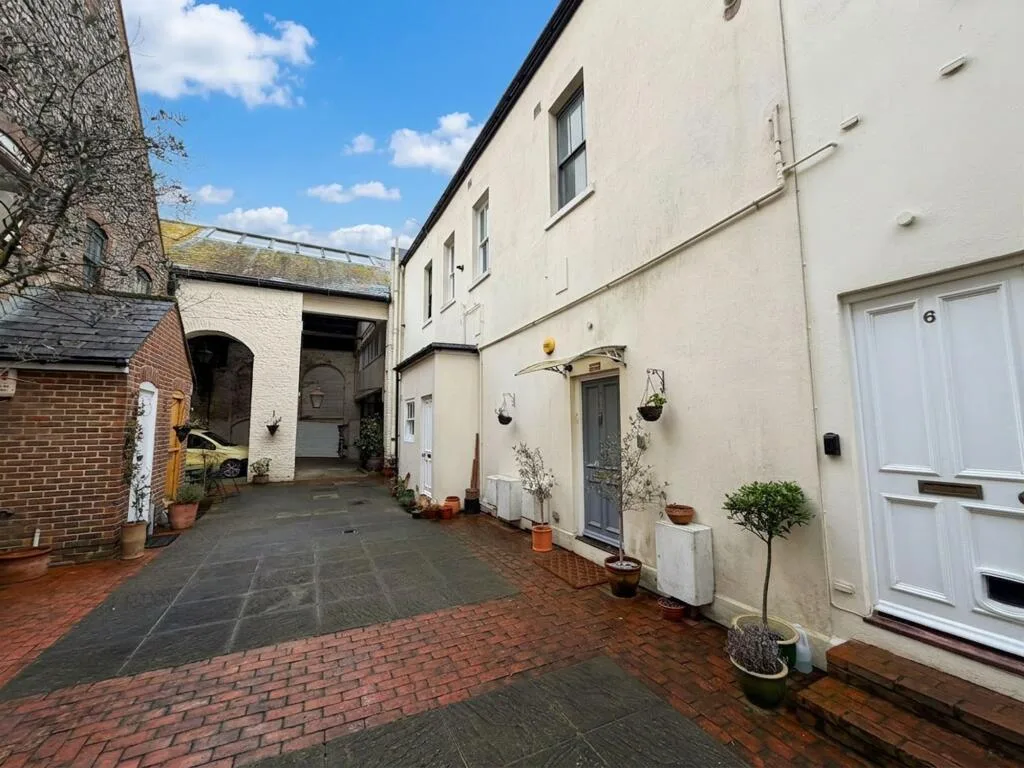 2 bedroom mews property for rent