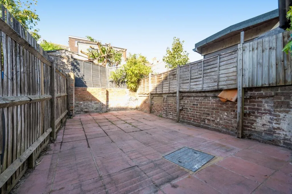 4 bedroom semi-detached house for rent