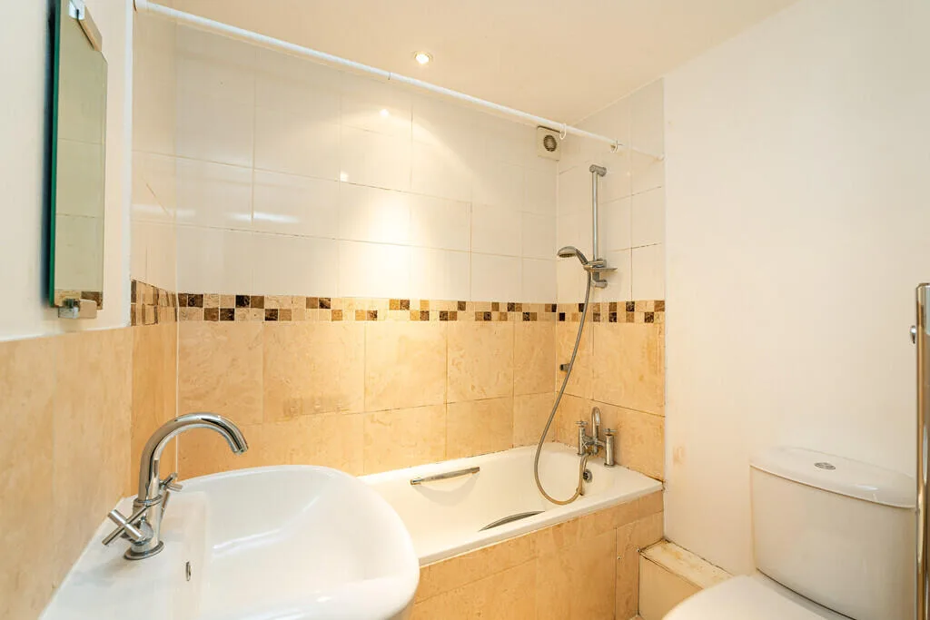 3 bedroom semi-detached house for rent