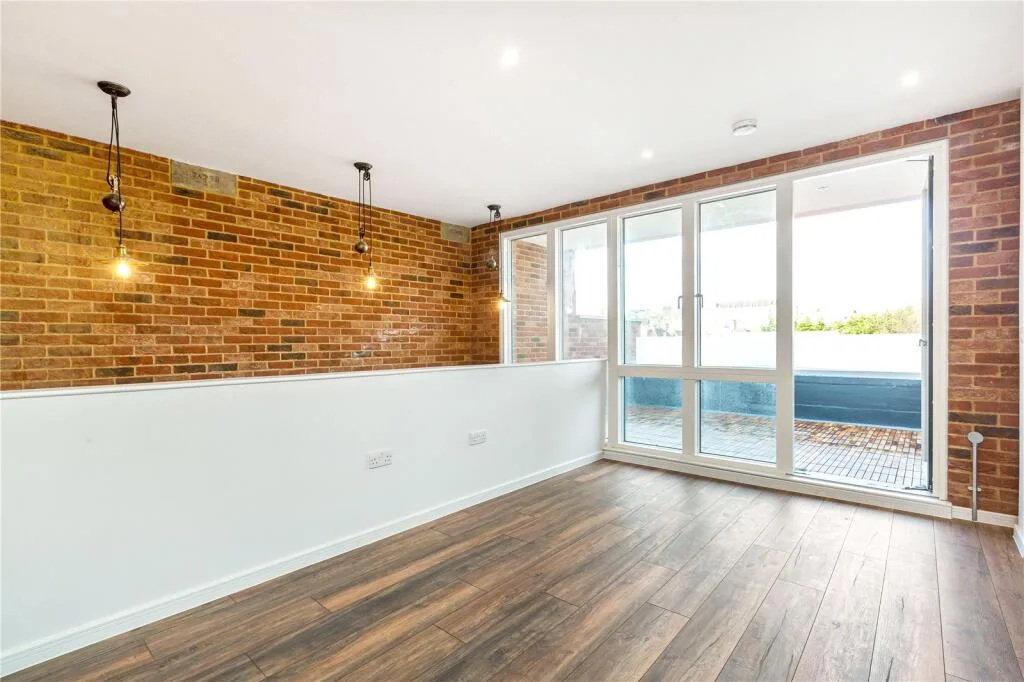 3 bedroom end of terrace house for rent