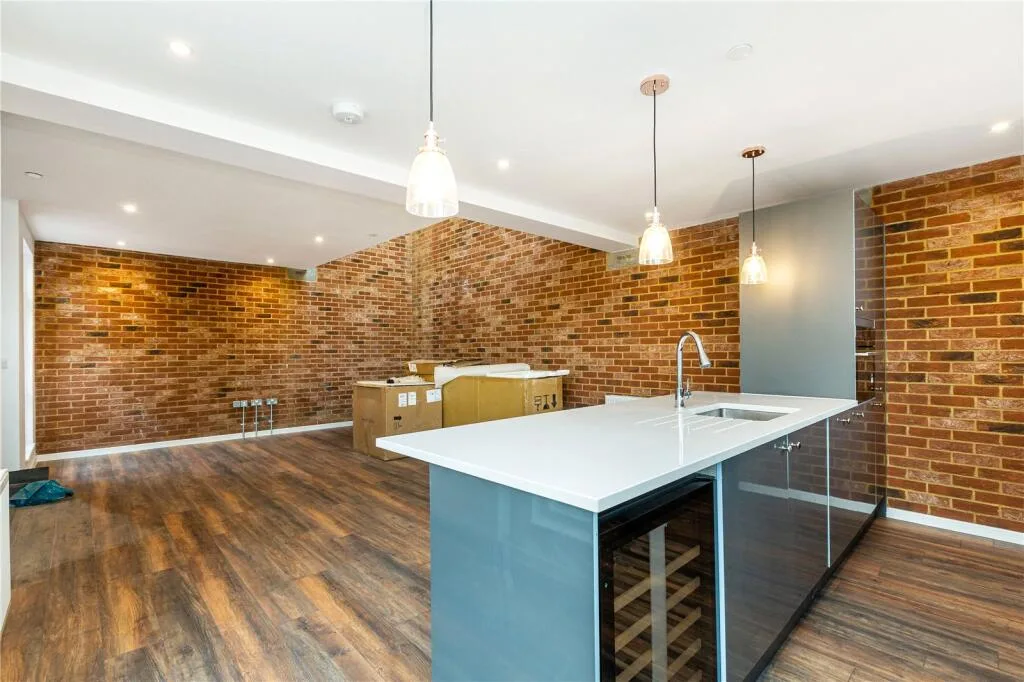 3 bedroom end of terrace house for rent