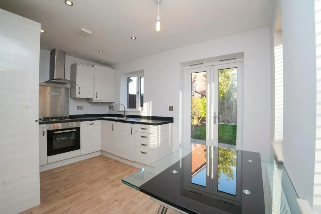 3 bedroom semi-detached house for rent