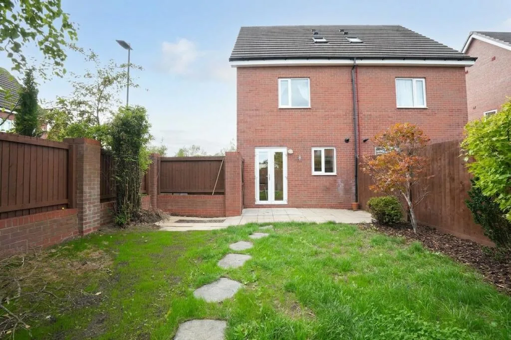 3 bedroom semi-detached house for rent