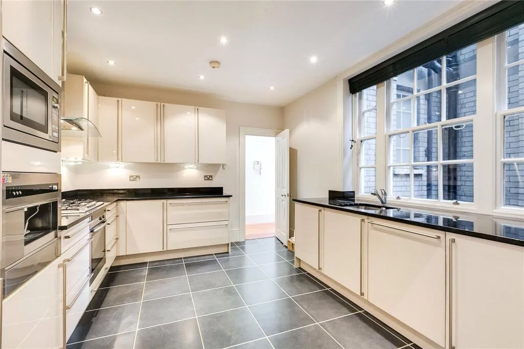 4 bedroom flat for rent