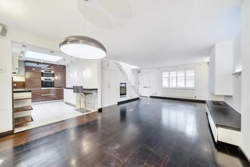 3 bedroom mews property for rent