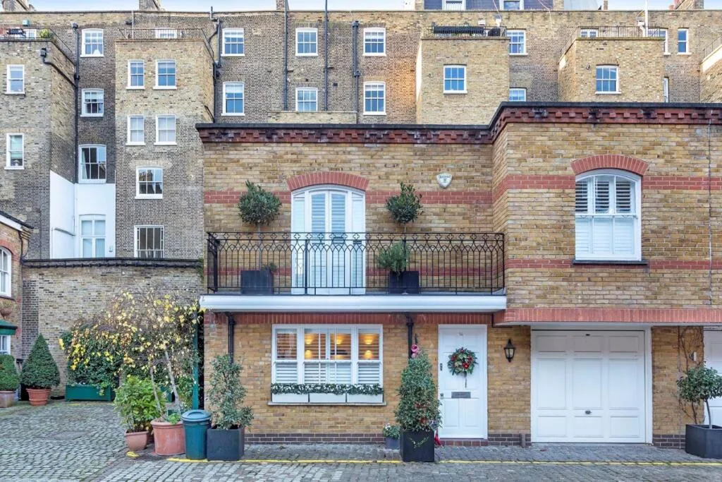 3 bedroom mews property for rent