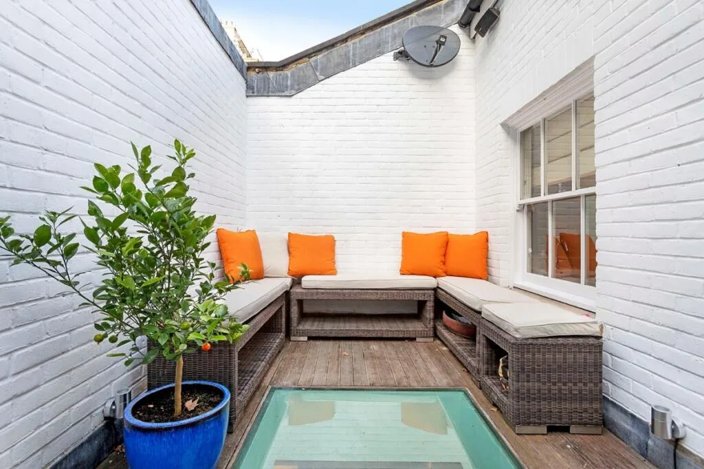 3 bedroom mews property for rent