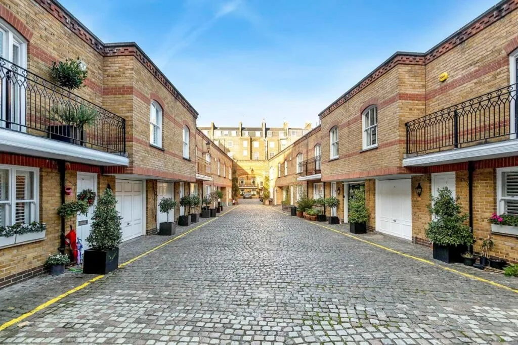 3 bedroom mews property for rent