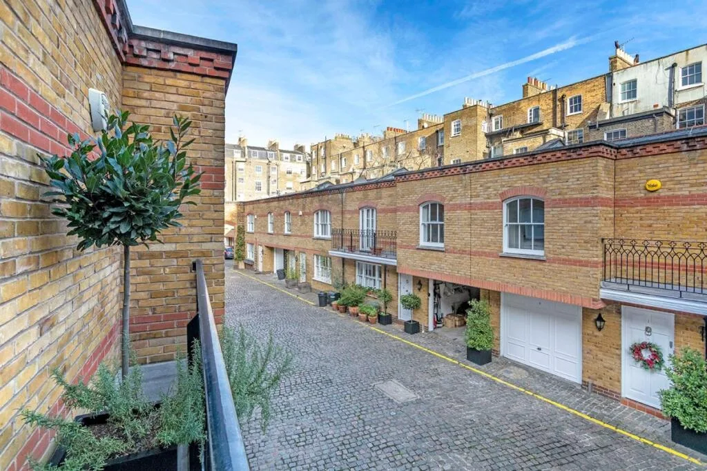3 bedroom mews property for rent