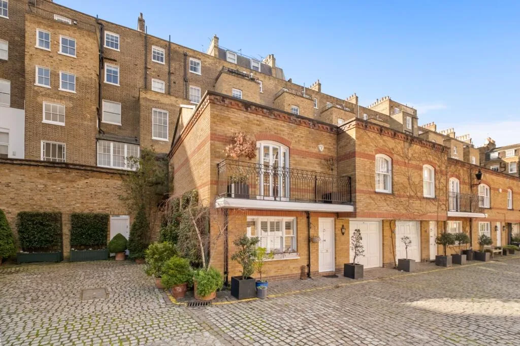 3 bedroom mews property for rent