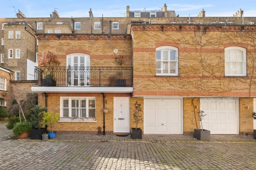3 bedroom mews property for rent