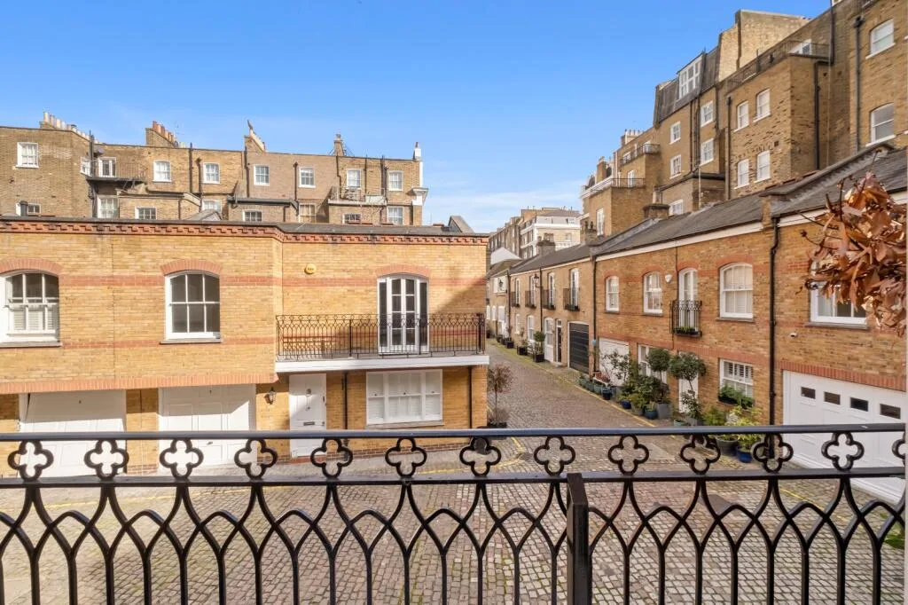 3 bedroom mews property for rent