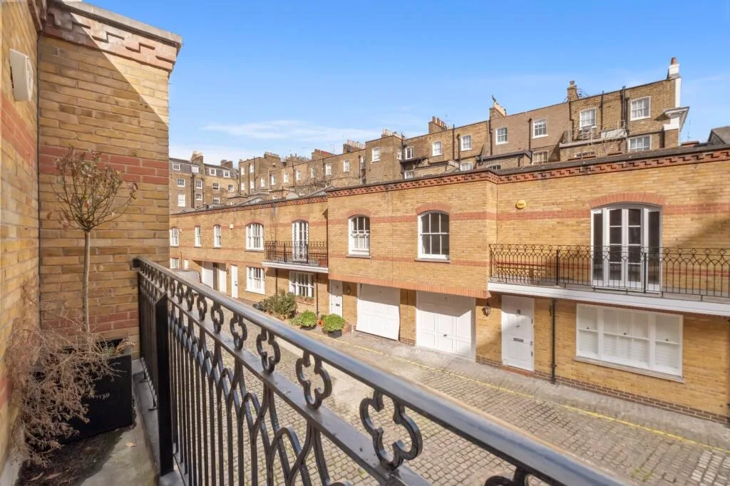 3 bedroom mews property for rent