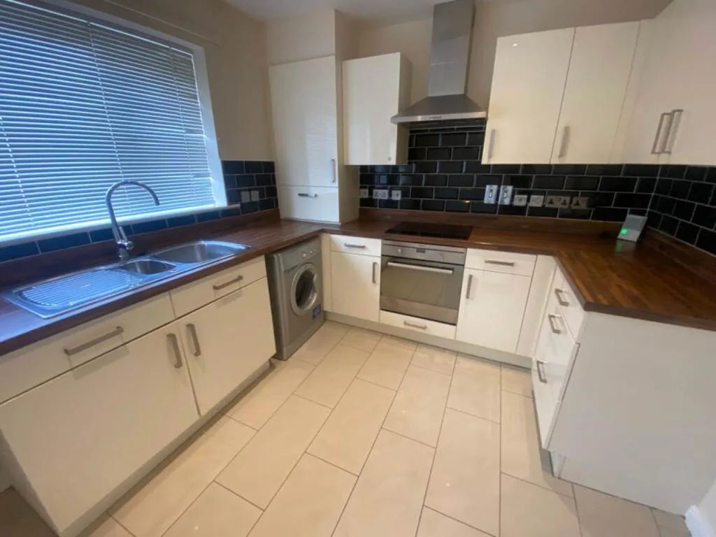 3 bedroom semi-detached house for rent