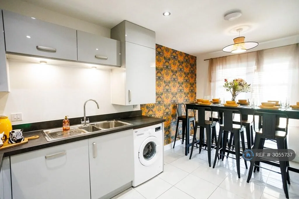 4 bedroom semi-detached house for rent